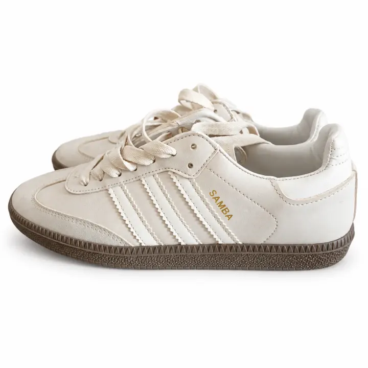 Tenis blancos con agujetas — talla 39